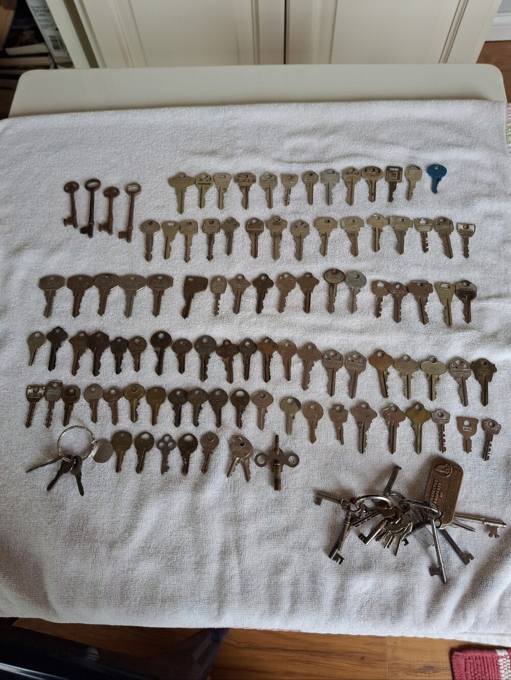Large Lot of Vintage and Modern Assorted Keys - Mixed Metal